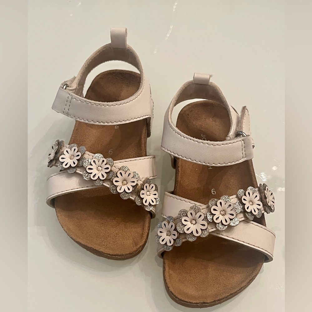 Joe Fresh white and silver floral accent toddler sandals -Size 6